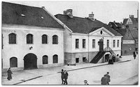 I 1920-årene ble bygningene brukt av Fred. Wattne som drev dampskibsekspedisjon og agenturforretning. Foto: Ukjent.